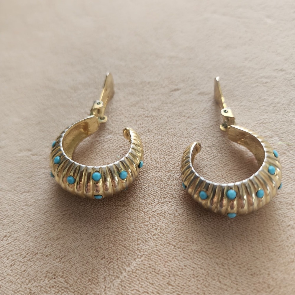 Vintage Clip On Gold Colored Shrimp Earrings With Turquoise Beading - Picture 4 of 9